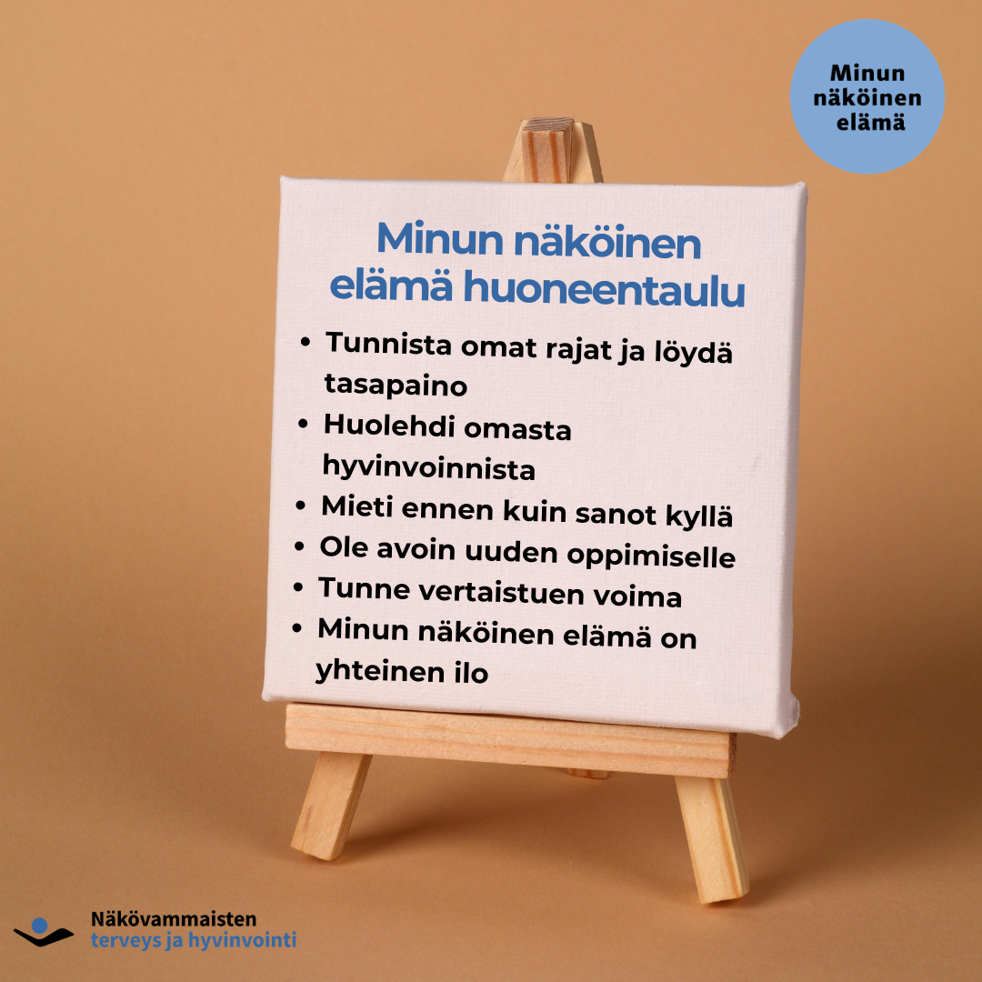 Minun näköinen elämä huoneentaulu. Teksti valkoisella maalauscanvaspohjalla. Oikealla yläkulmassa Minun näköinen elämä logo ja vasemmassa alakulmassa Näkövammaisten terveys ja hyvinvointi ry:n logo.